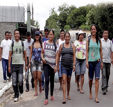 Na foto, vários agentes comunitários indígenas de saúde aparecem caminhando, entre mulheres e homens, para mais uma atividade do curso, em São Gabriel da Cachoeira