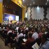 Foto da abertura da 15ª Conferência Nacional de Saúde, com panorama do palco com a mesa de abertura e plateia com participantes